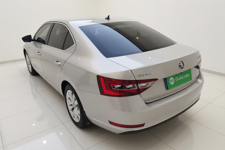 Skoda Superb 2018 #5 Skoda Superb 2018 car image #5