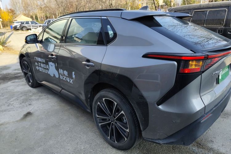 Toyota bZ4X 2022 immagine di auto #5