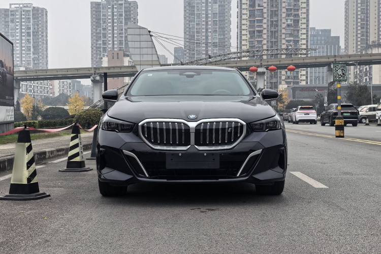 BMW i5 2024 car image #5