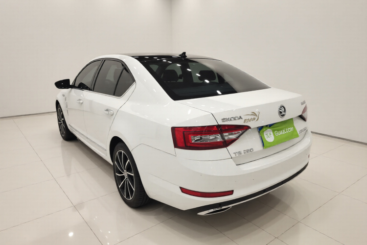 Skoda Octavia 2019 car image #5