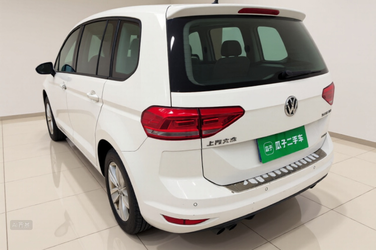 Volkswagen Touran 2017 car image #5