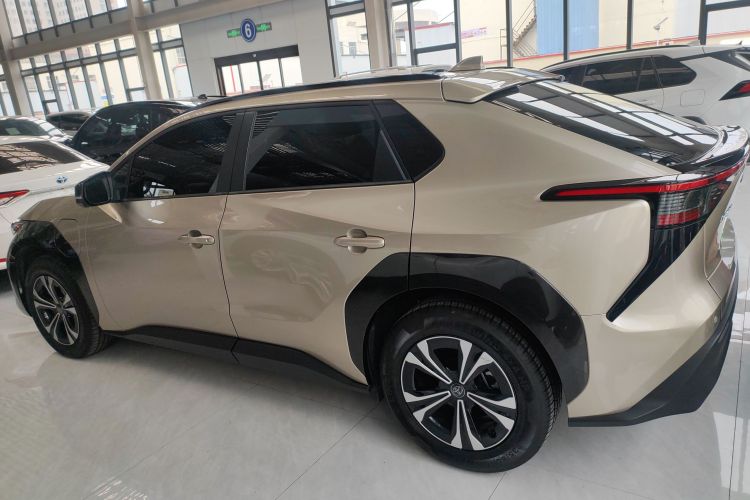 Toyota bZ4X 2022 immagine di auto #5