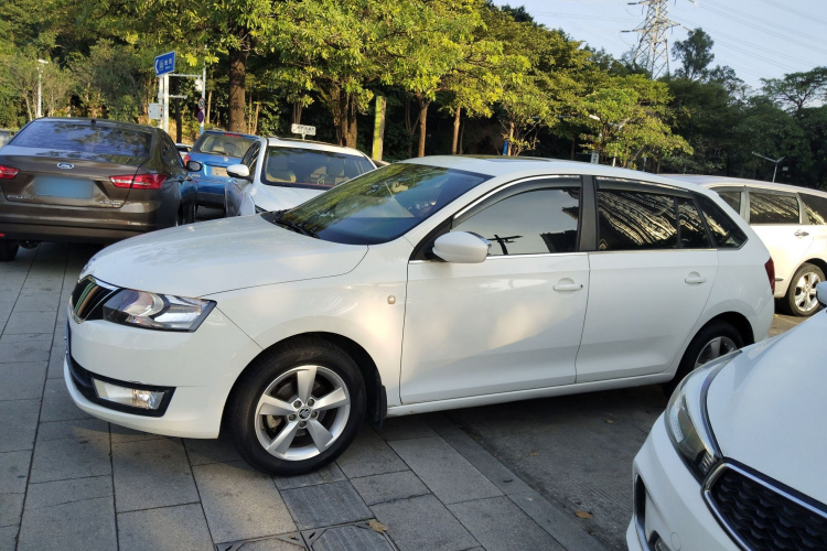 Skoda Rapid Spaceback 2017 car image #5