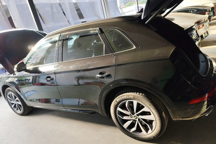 Audi Q5L 2025 car image #5