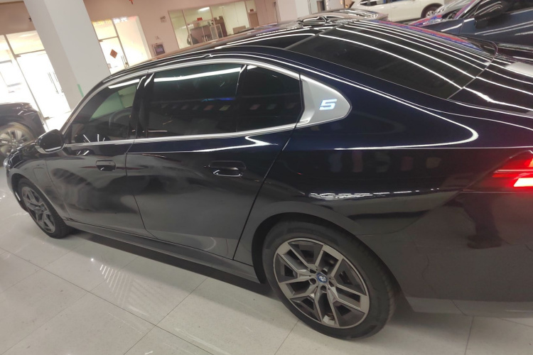 BMW i5 2024 car image #5