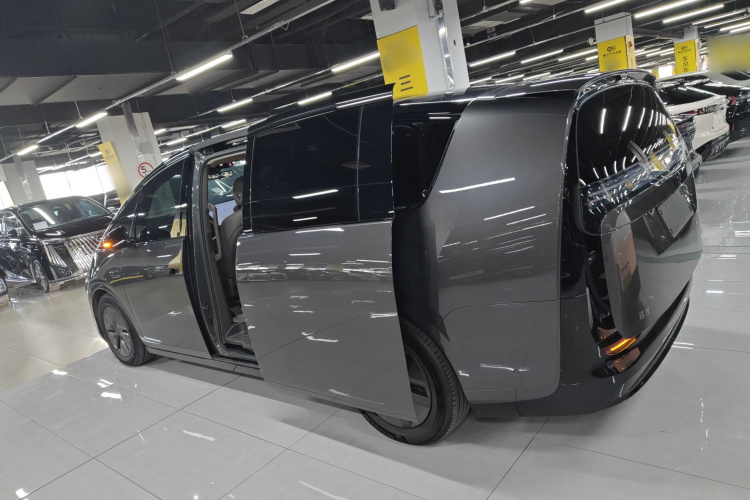 理想汽车 理想MEGA 2024 汽车图片 #5