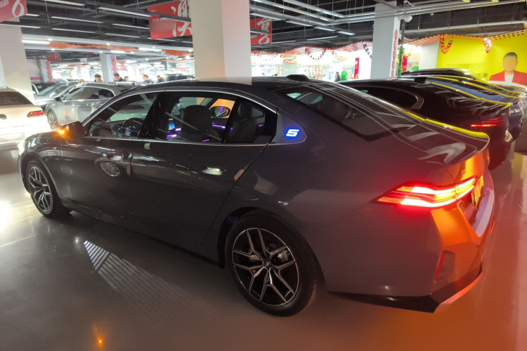 BMW i5 2025 #5 BMW i5 2025 car image #5