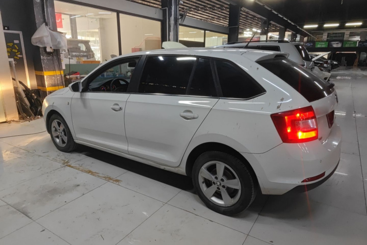 Skoda Rapid Spaceback 2016 car image #5