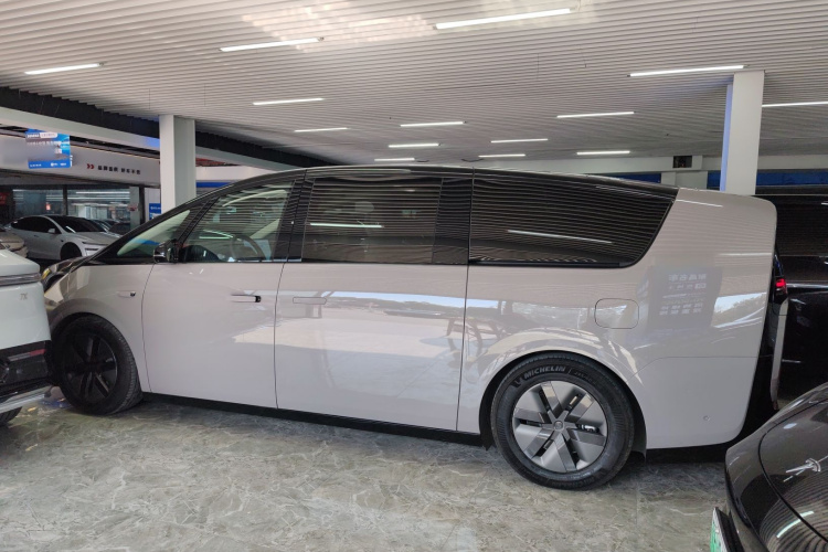 理想汽车 理想MEGA 2025 汽车图片 #5
