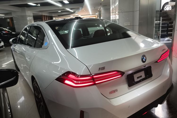 BMW i5 2025 car image #5
