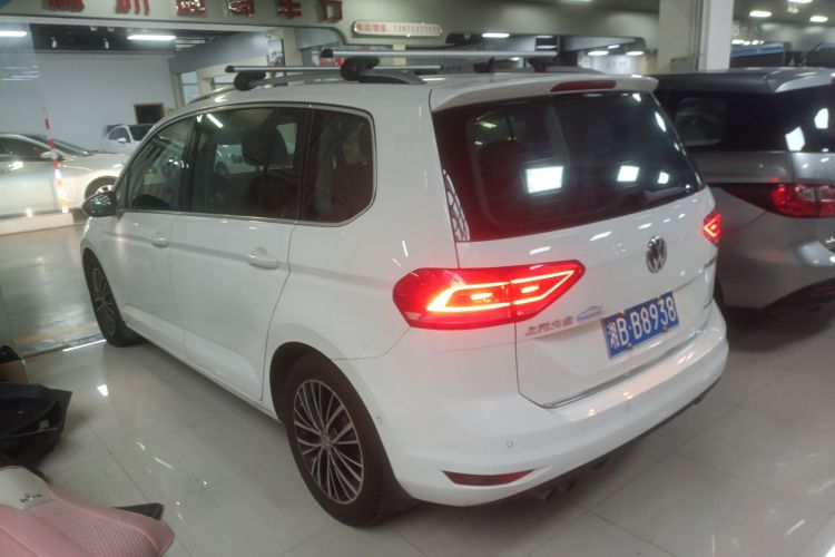 Volkswagen Touran 2018 car image #5