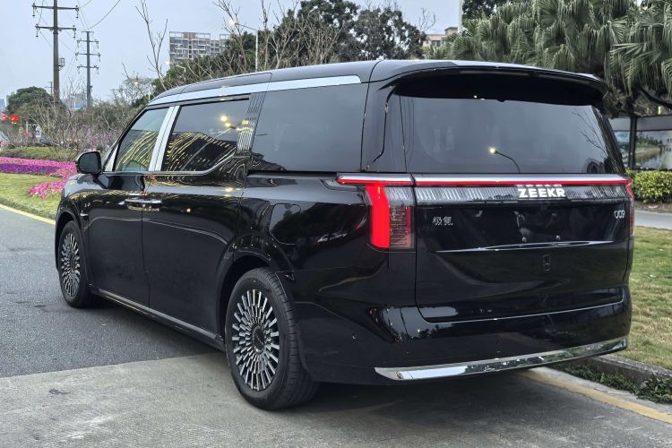 Zeekr 009 2025 car image #5