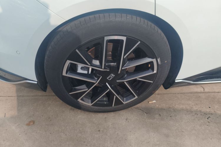 Avatr 06 2025 car image #5