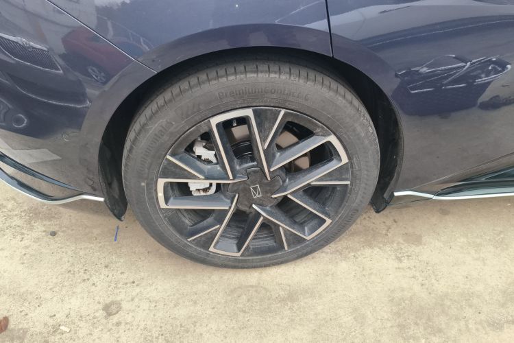 Avatr 06 2025 car image #5