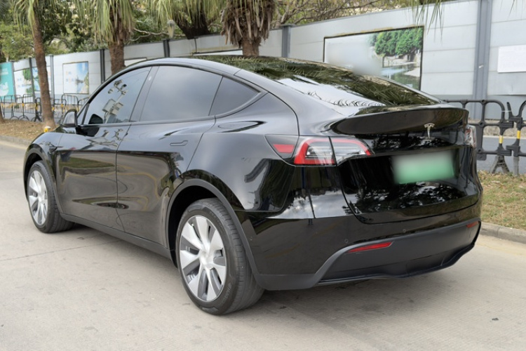 Tesla Model Y 2023 car image #5