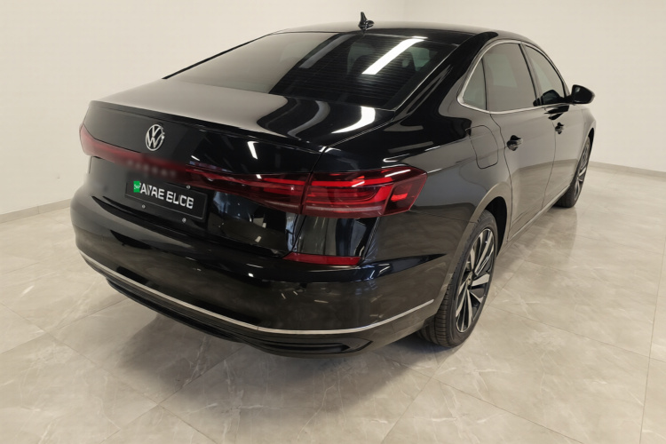 Volkswagen Passat 2025 immagine di auto #5