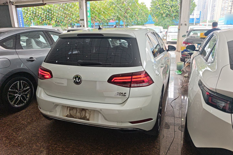 Volkswagen Golf 2019 car image #5