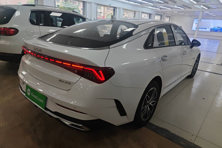 Kia K5 2025 car image #5