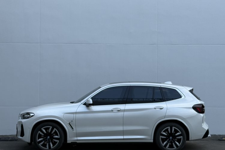 BMW iX3 2023 immagine di auto #5