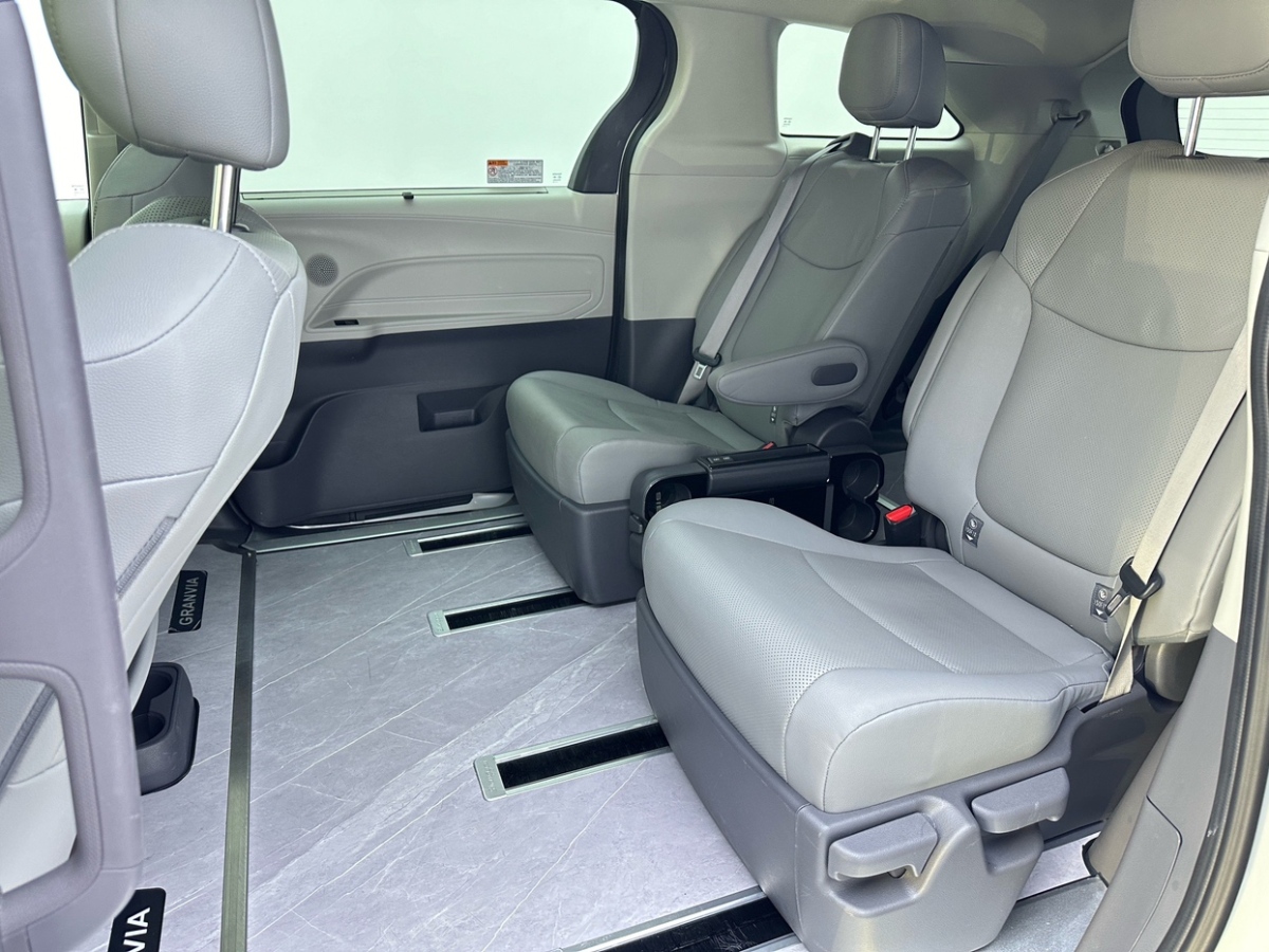 Toyota Granvia 2024 immagine di auto #5