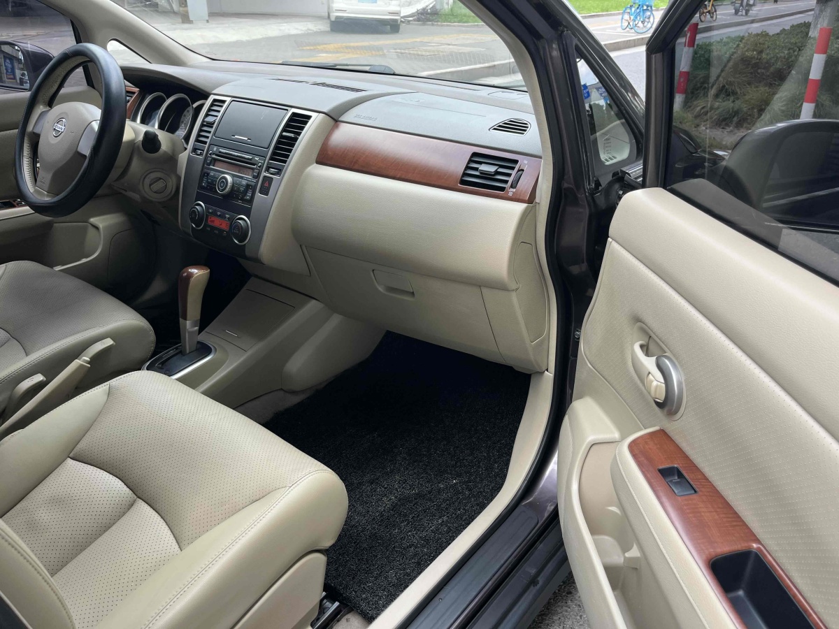 Nissan Tiida Sedan 2010 صورة سيارة #5