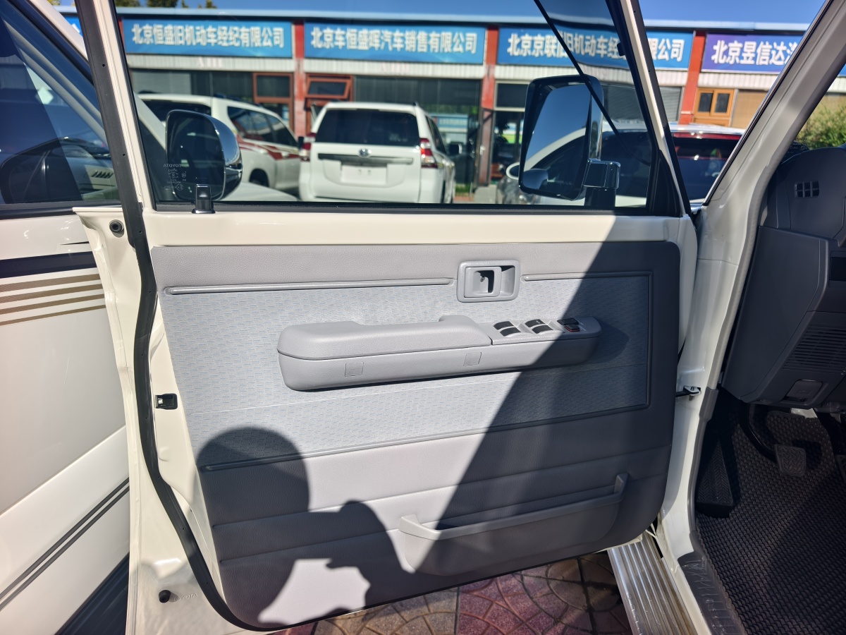 Toyota FJ Cruiser 2024 car image #5