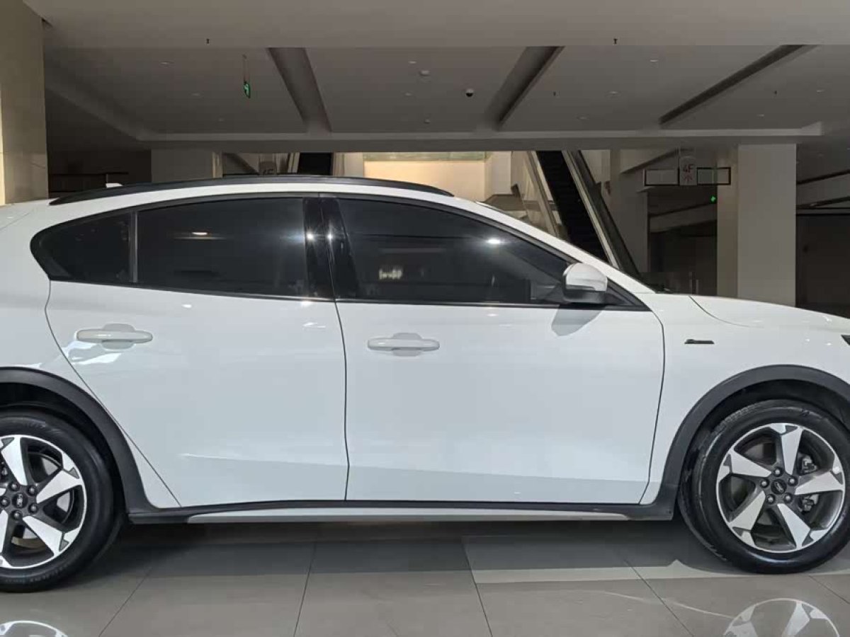 Ford Focus Active 2020 car image #5