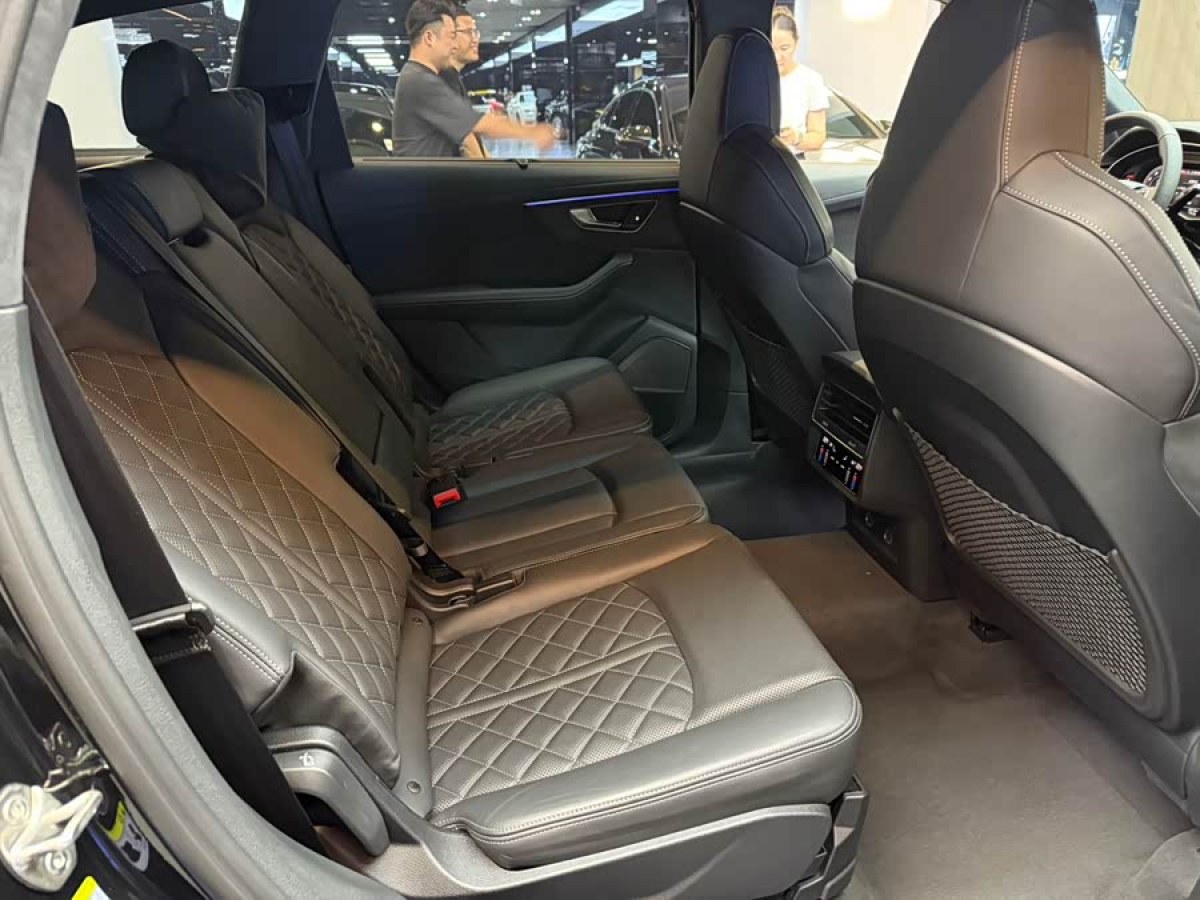 Audi SQ7 2025 car image #5