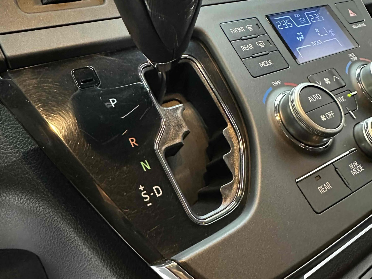 Toyota SIENNA 2019 #5 Toyota SIENNA 2019 car image #5