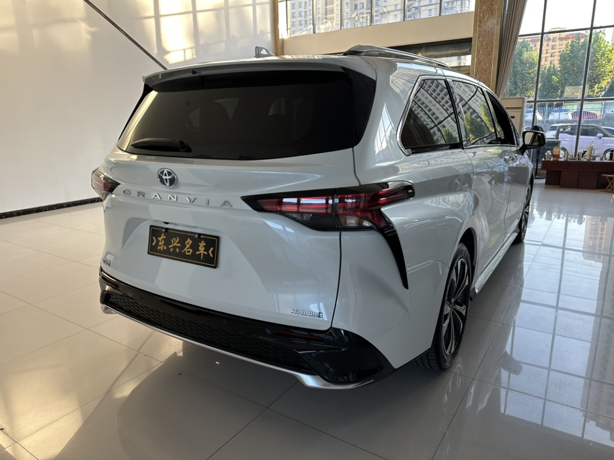 Toyota Granvia 2024 car image #5