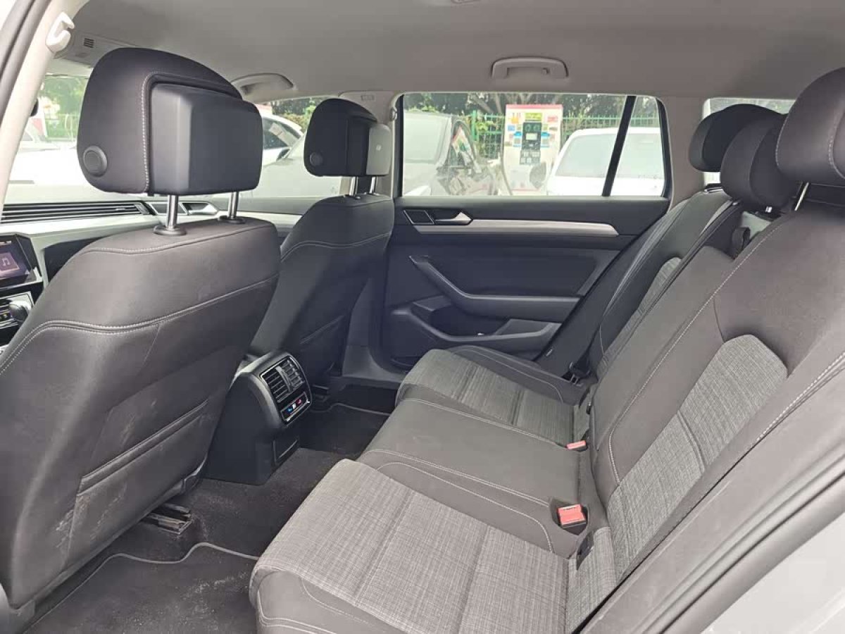 Volkswagen Passat Variant 2022 immagine di auto #5