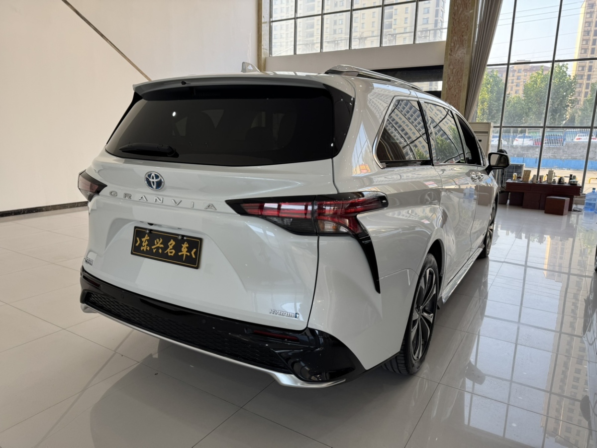 Toyota Granvia 2024 car image #5