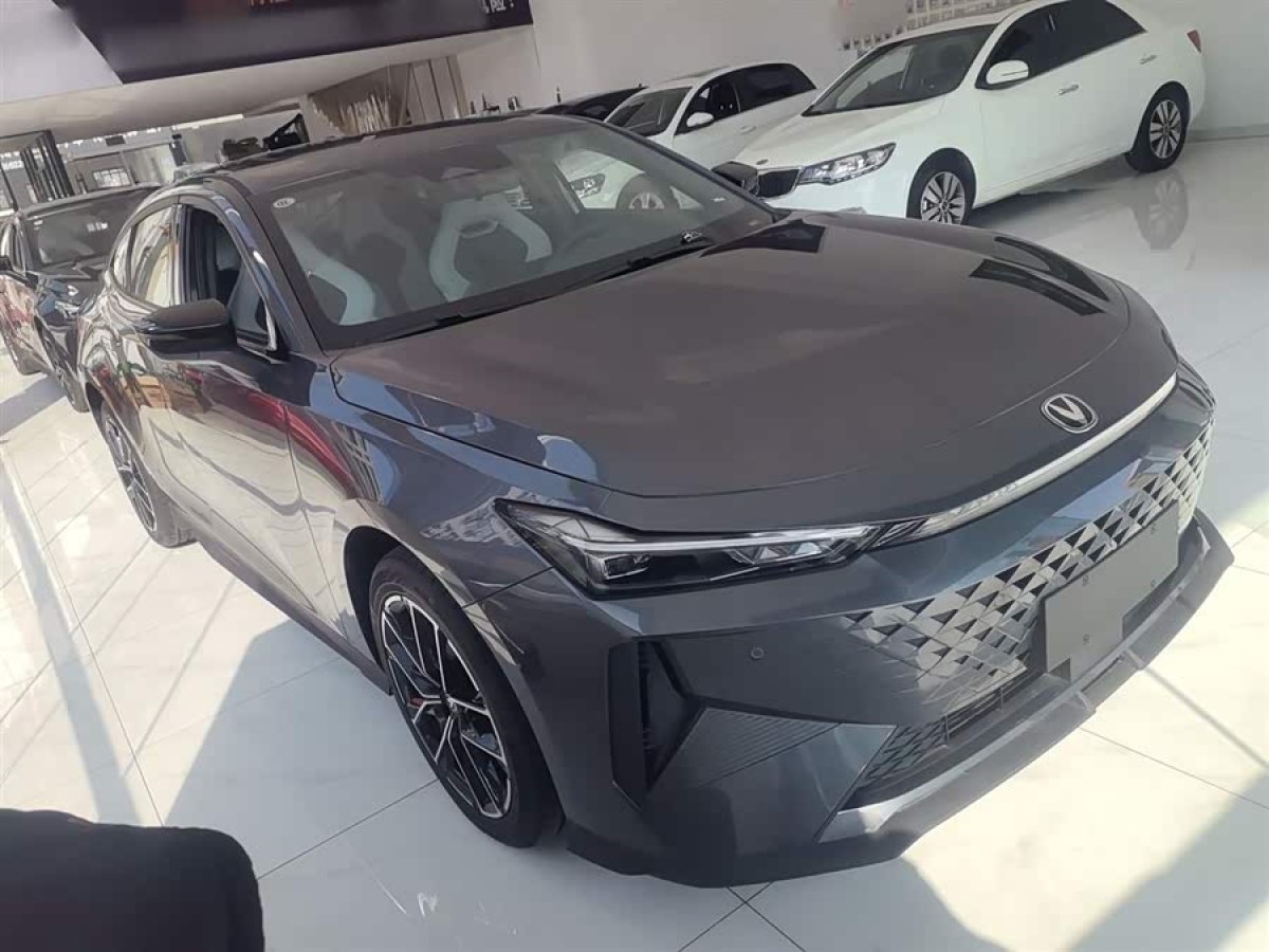 Changan UNI-V iDD 2025 car image #5