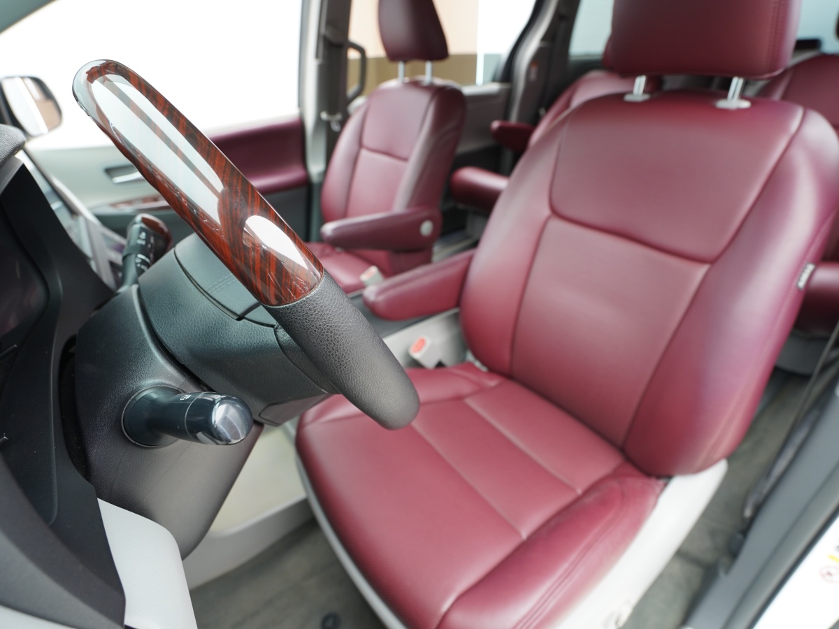 Toyota SIENNA 2018 car image #5