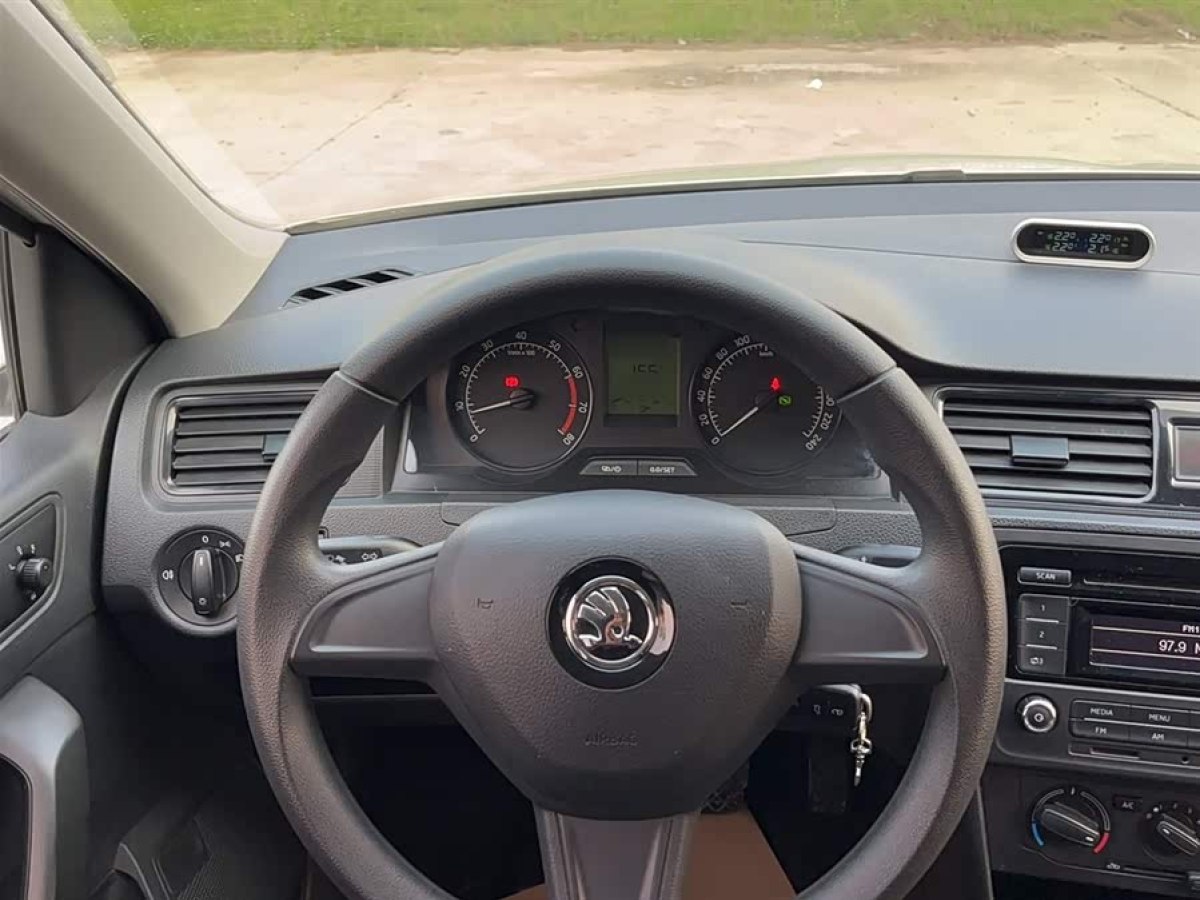 Skoda Rapid Spaceback 2014 car image #5