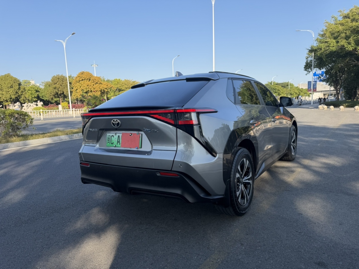 Toyota bZ4X 2022 изображение автомобиля #5