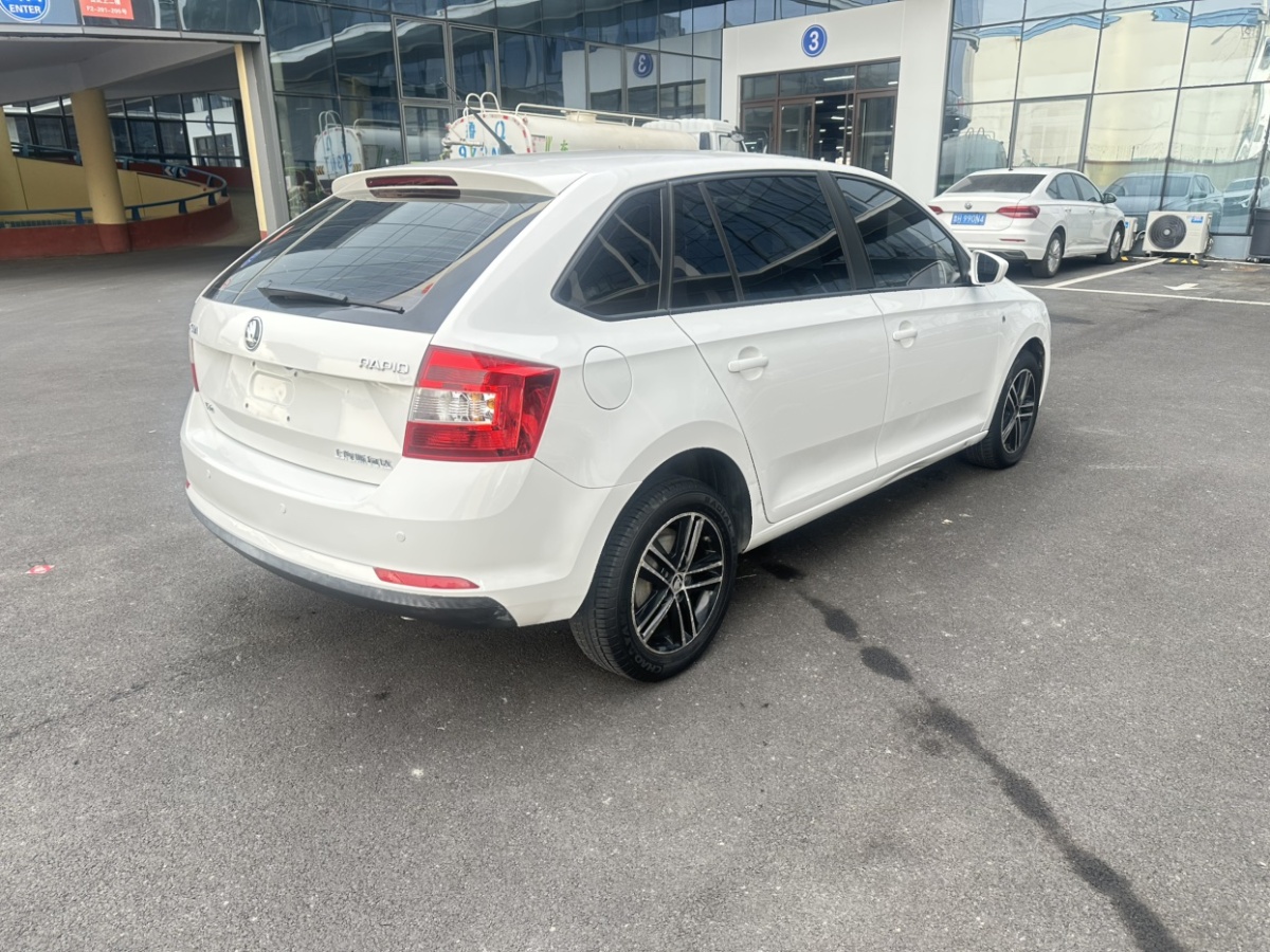 Skoda Rapid Spaceback 2017 car image #5