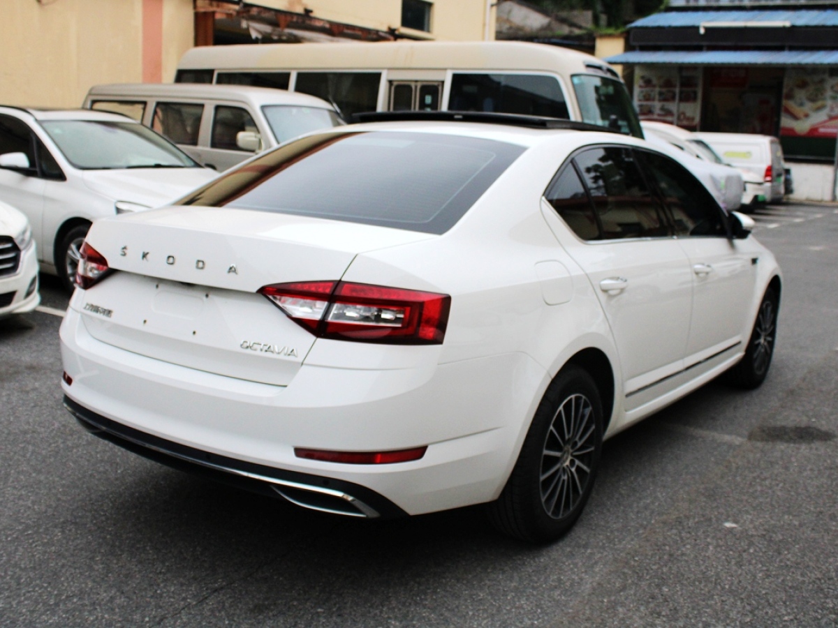 Skoda Octavia 2020 car image #5