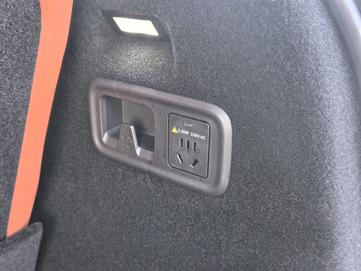 Lynk & Co 900 2025 car image #5