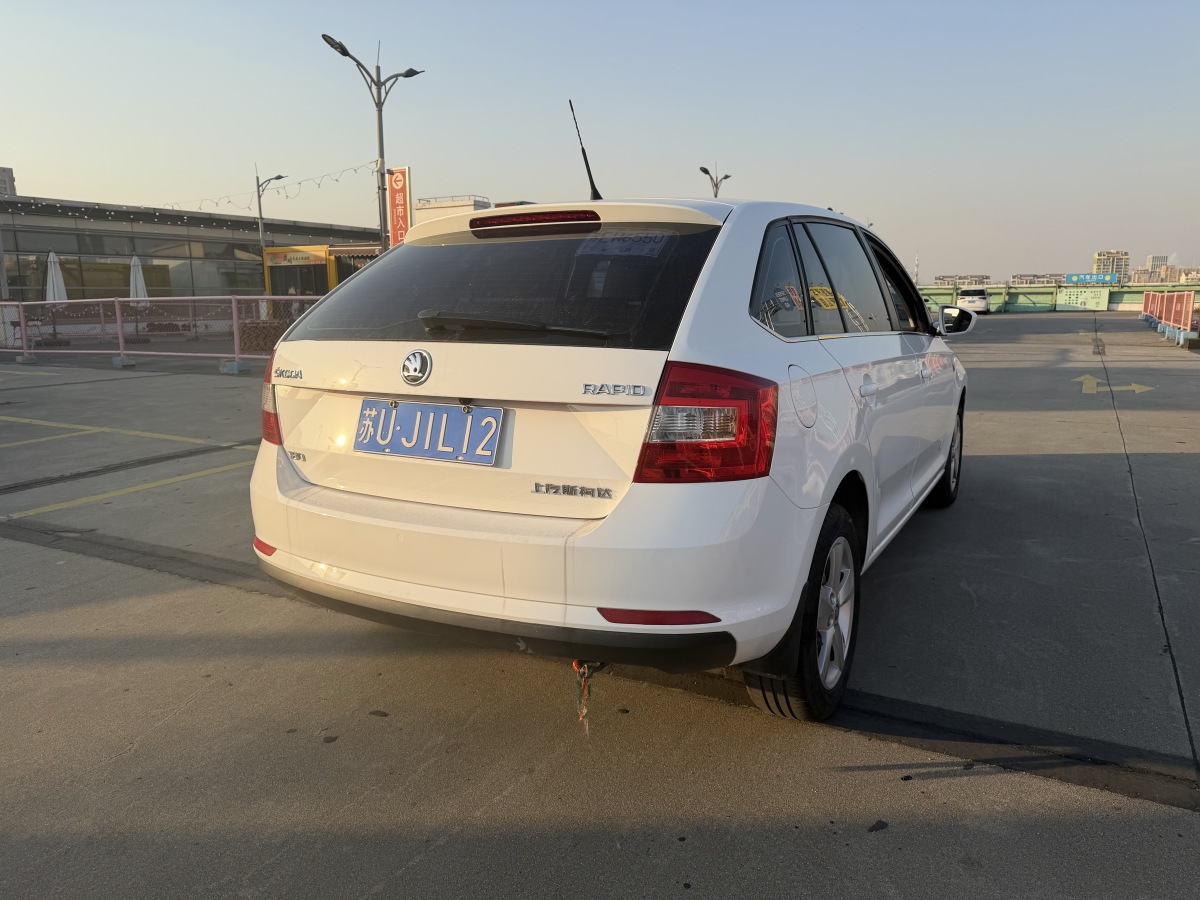 Skoda Rapid Spaceback 2017 car image #5