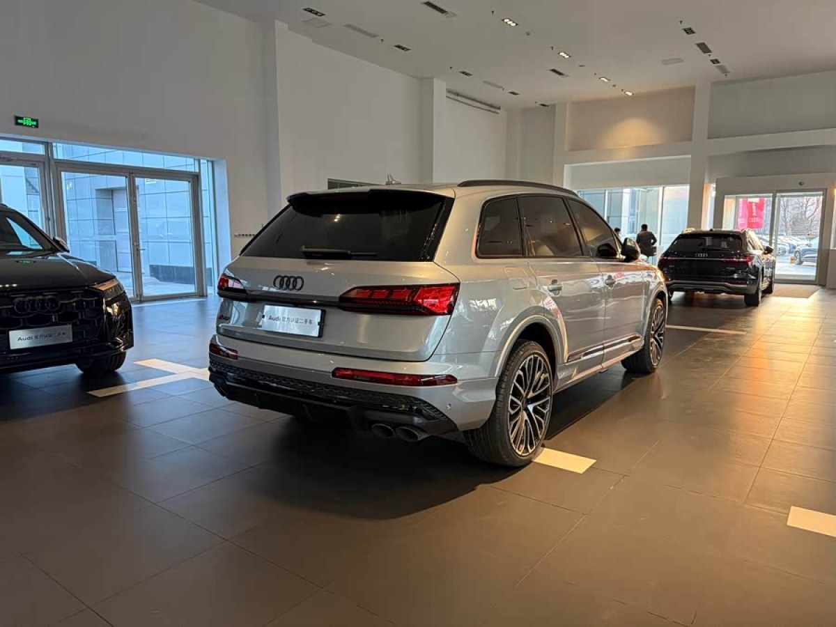 Audi SQ7 2025 car image #5