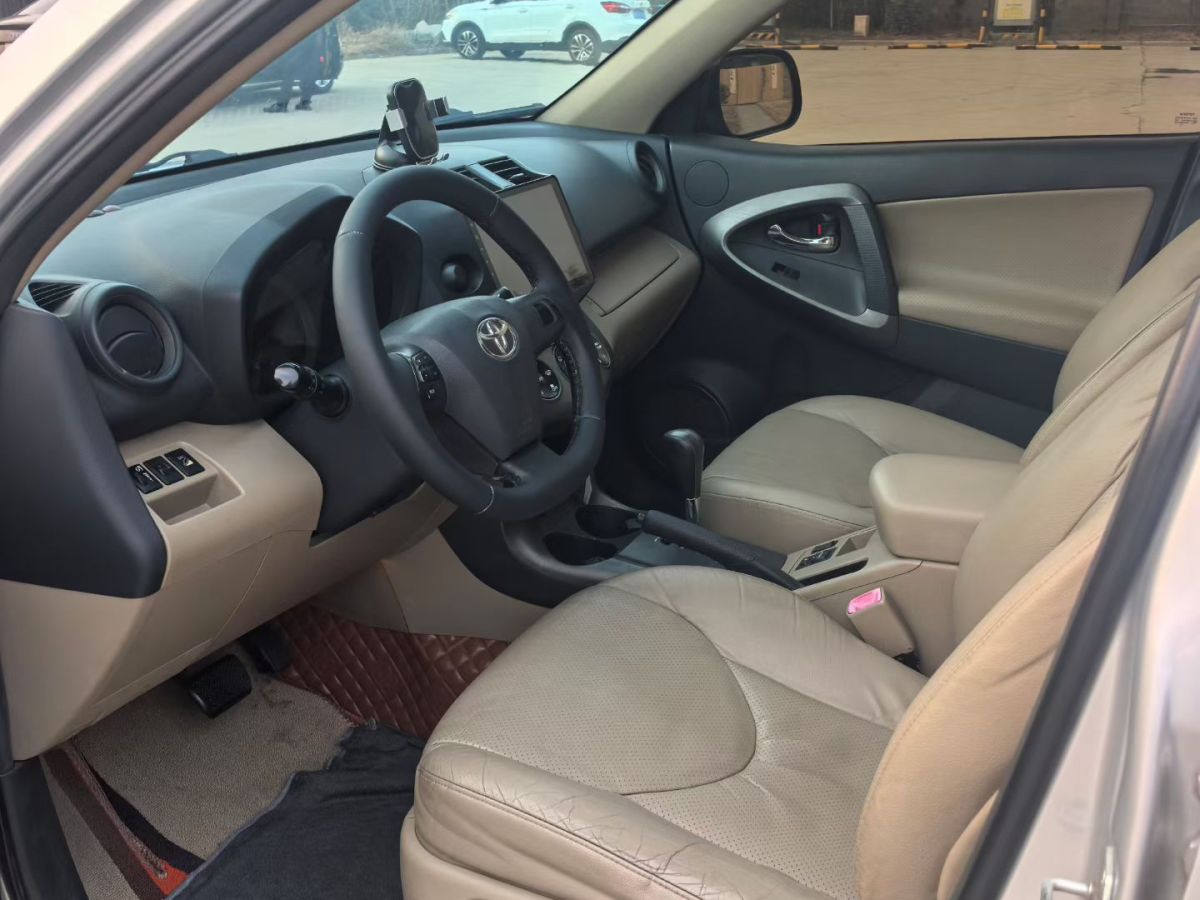 Toyota RAV4 2012 immagine di auto #5