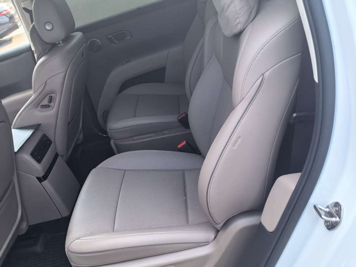 Li i8 2025 image de voiture #5