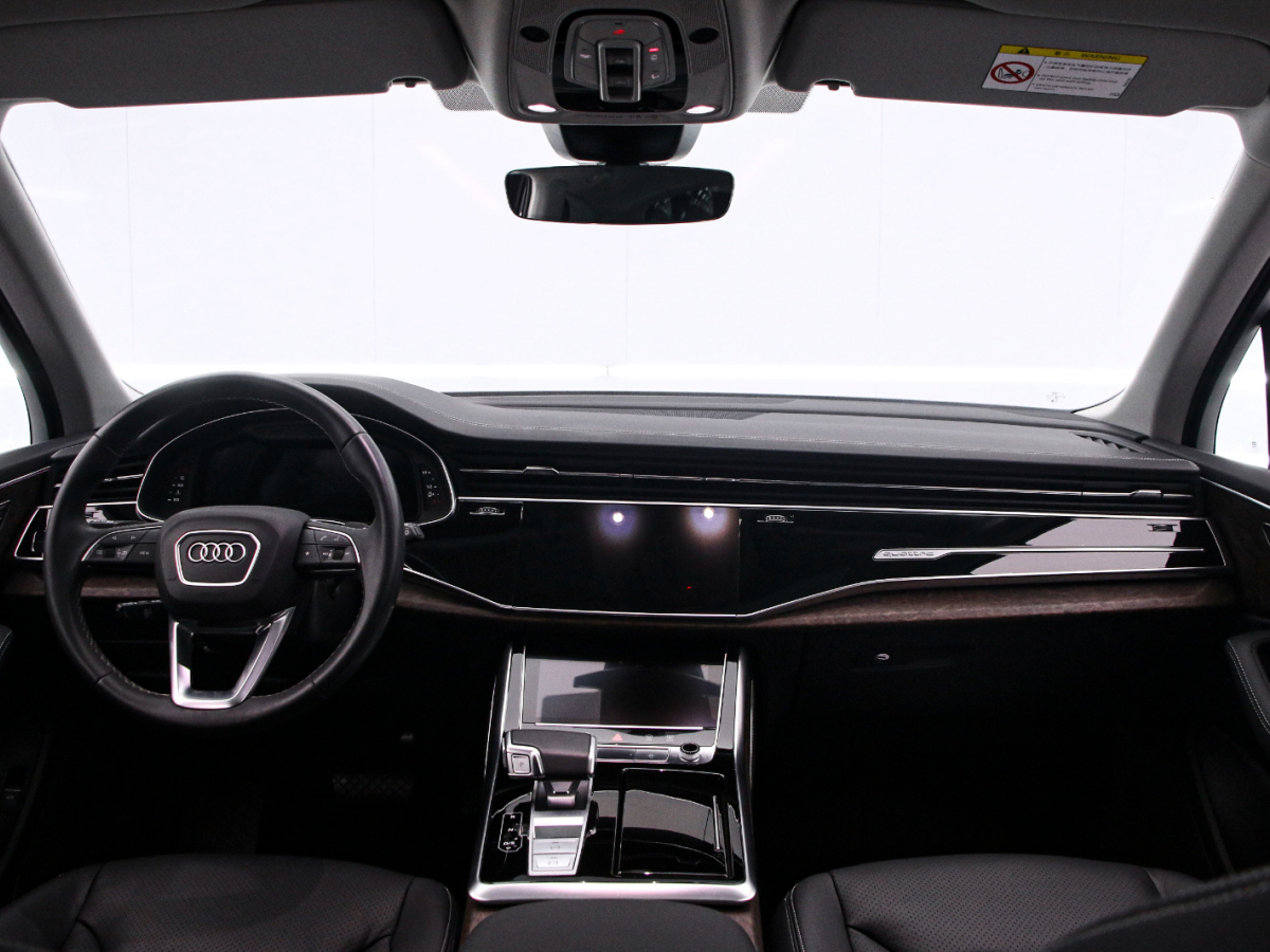 Audi Q7 2024 صورة سيارة #5