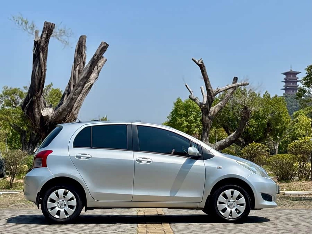 Toyota Yaris 2011 car image #5