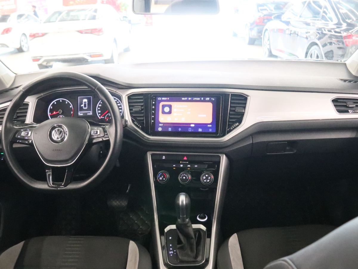 Volkswagen T-Roc 2019 car image #5