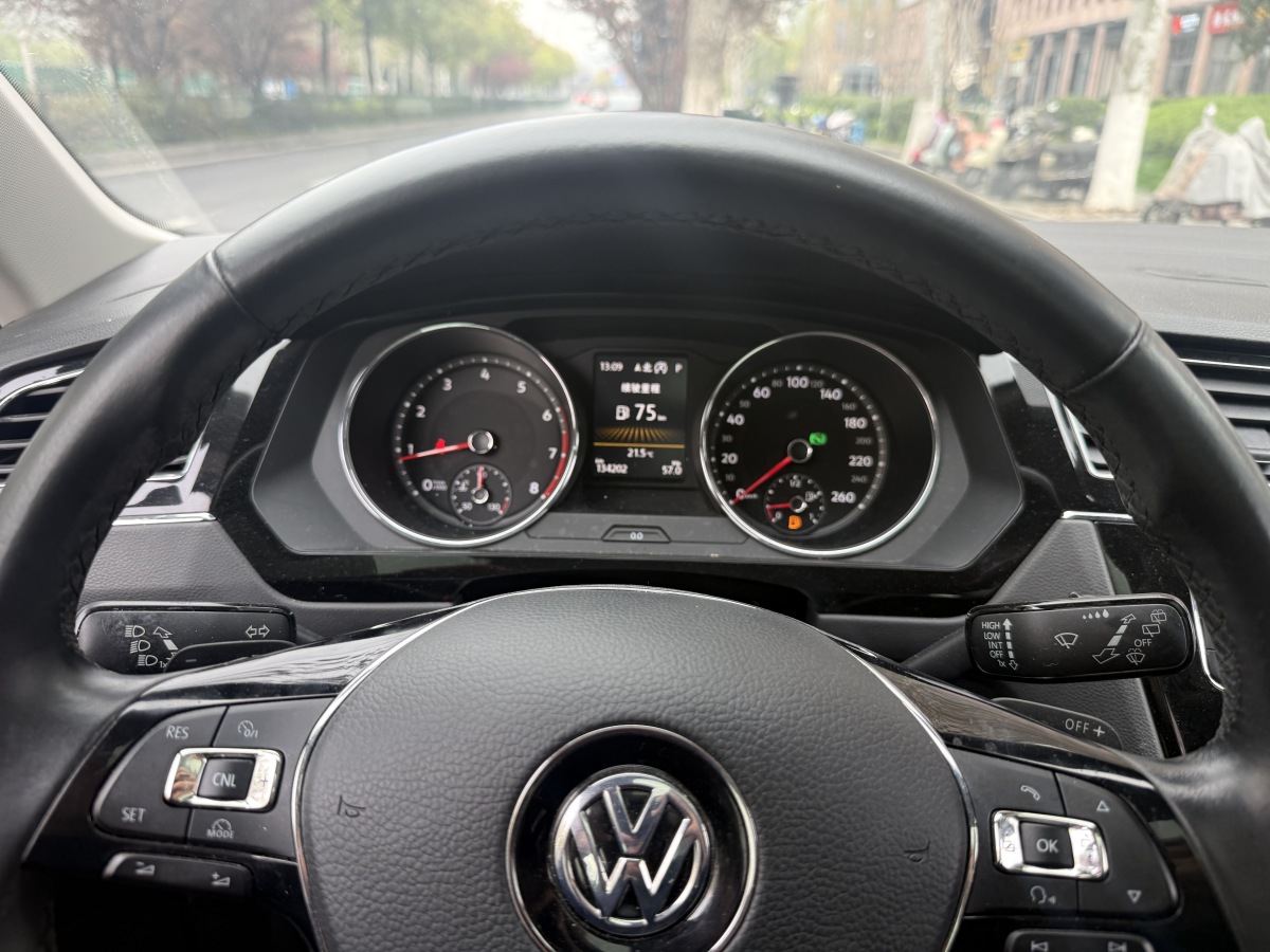 Volkswagen Tiguan L 2019 immagine di auto #5