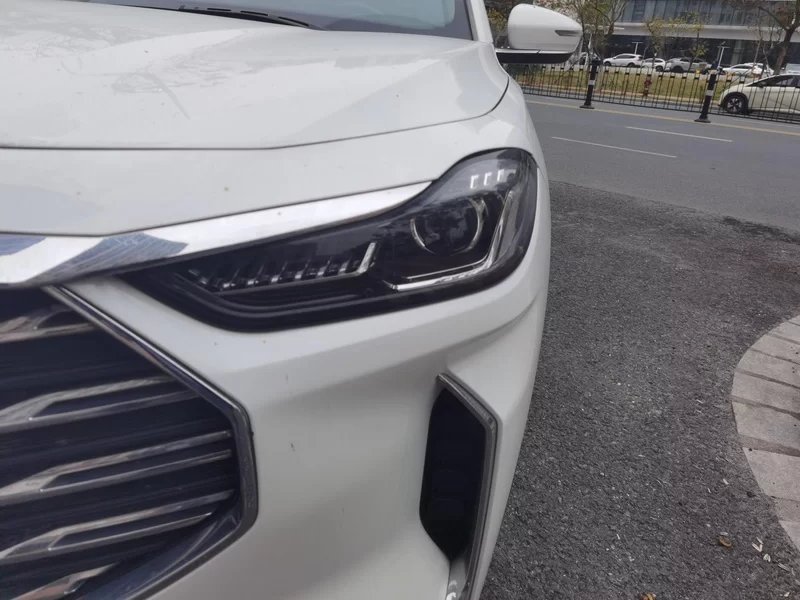X70 2023 car image #5