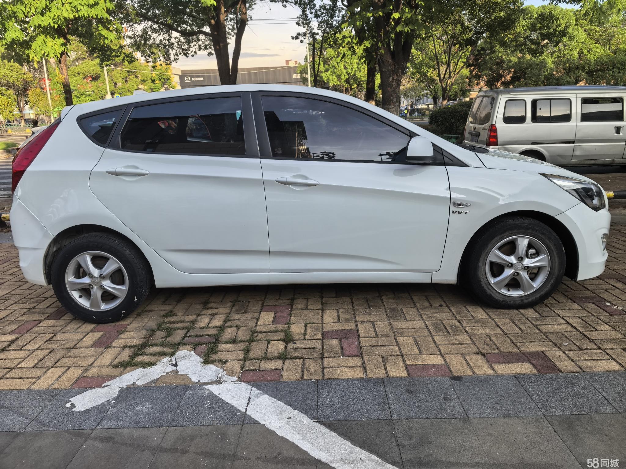 Hyundai Reina Hatchback 2015 car image #5