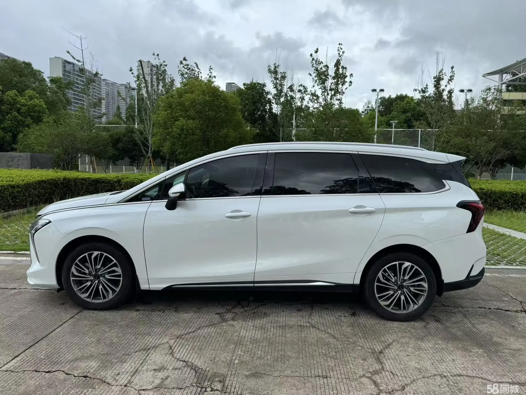 Forthing Yacht 2023 car image #5